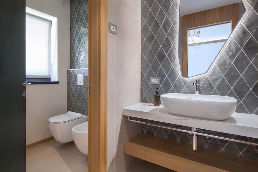 Villa Divina-Apt Armonia-Con Piscina E Vista Lago Кастеллетто-ди-Бренцоне Экстерьер фото