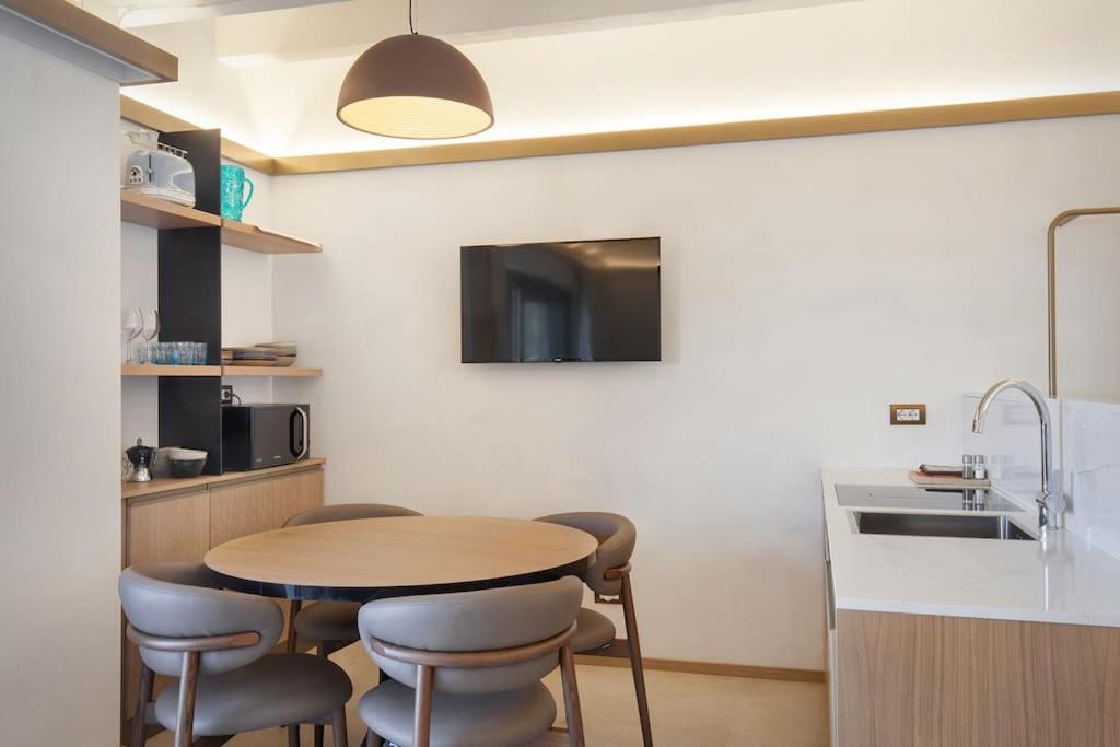 Villa Divina-Apt Armonia-Con Piscina E Vista Lago Кастеллетто-ди-Бренцоне Экстерьер фото